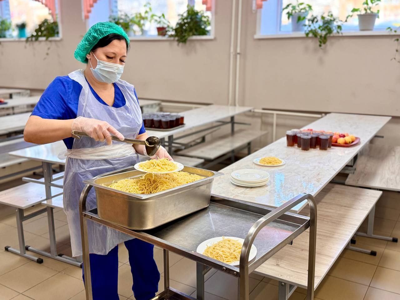 Максим Мартышин: Друзья, вчера мой первый заместитель - начальник управления образования Ольга Бригида совместно с активистами из Общественных палат Коми и Сыктывкара с депутатами города промониторили качество питания детей... Максим Мартышин: Друзья, вчера мой первый заместитель - начальник управления образования Ольга Бригида совместно с активистами из Общественных палат Коми и Сыктывкара с депутатами города промониторили качество питания детей...