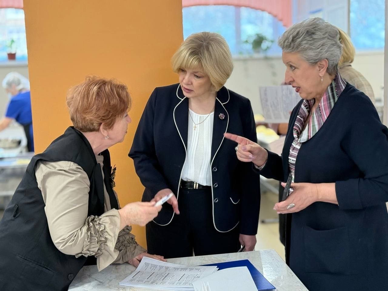 Максим Мартышин: Друзья, вчера мой первый заместитель - начальник управления образования Ольга Бригида совместно с активистами из Общественных палат Коми и Сыктывкара с депутатами города промониторили качество питания детей... Максим Мартышин: Друзья, вчера мой первый заместитель - начальник управления образования Ольга Бригида совместно с активистами из Общественных палат Коми и Сыктывкара с депутатами города промониторили качество питания детей...