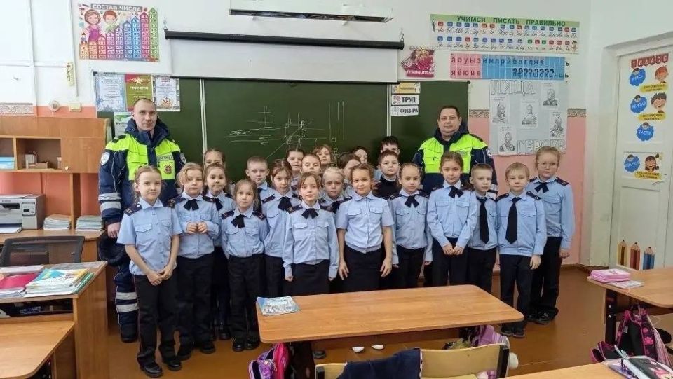 Сотрудники #Госавтоинспекции11 города Сосногорска в рамках профилактического мероприятия «Безопасная дорога» проводят беседы в школах