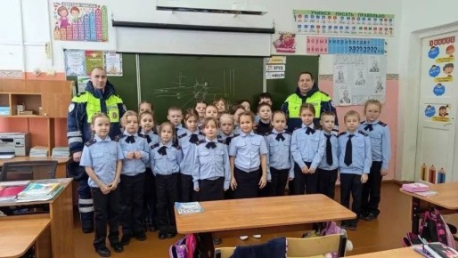 Сотрудники #Госавтоинспекции11 города Сосногорска в рамках профилактического мероприятия «Безопасная дорога» проводят беседы в школах