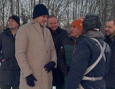 Руководителю Рослесхоза Ивану Советникову в рамках рабочей поездки в Республику Коми продемонстрировали воздушную тренировку парашютистов-десантников