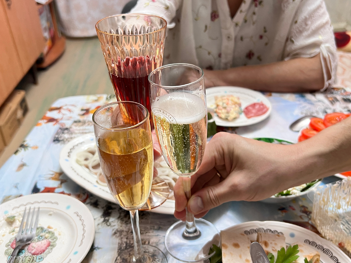 Как охладить шампанское: 4 простых способа без холодильника