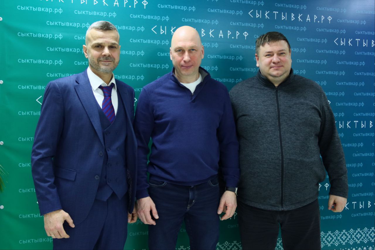 Максим Мартышин: Друзья, встретился с главным тренером нашего хоккейного клуба «Строитель» Вячеславом Манкосом и генеральным директором клуба Ильей Горшковым