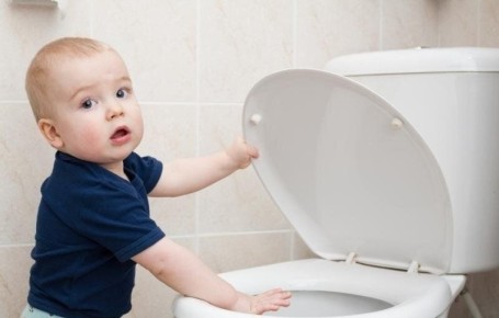 Почему стоит закрывать крышку унитаза: удивительные факты и советы