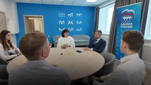 Максим Мартышин: Друзья, cегодня, 2 марта, в День наставника, встретился со школьниками и их учителями