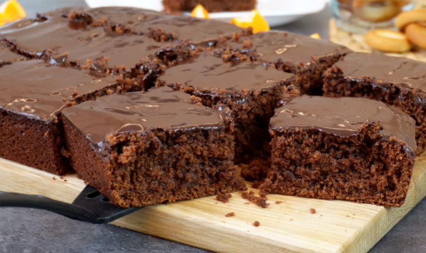 Невероятный пирог «Сумасшедший» без яиц: легкая шоколадная глазурь за считанные минуты