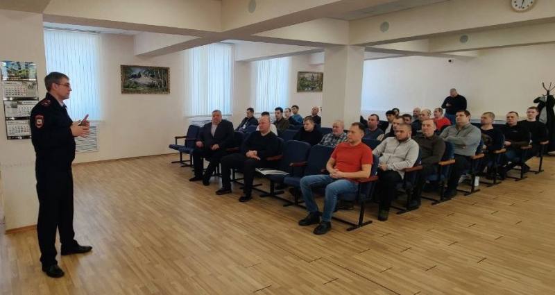 В Воркуте полицейские в рамках акции «Антимошенник» призвали граждан к бдительности В Воркуте полицейские в рамках акции «Антимошенник» призвали граждан к бдительности