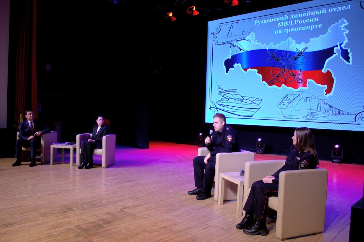 В Мордовии транспортные полицейские и общественники провели профилактические мероприятия с подростками В Мордовии транспортные полицейские и общественники провели профилактические мероприятия с подростками