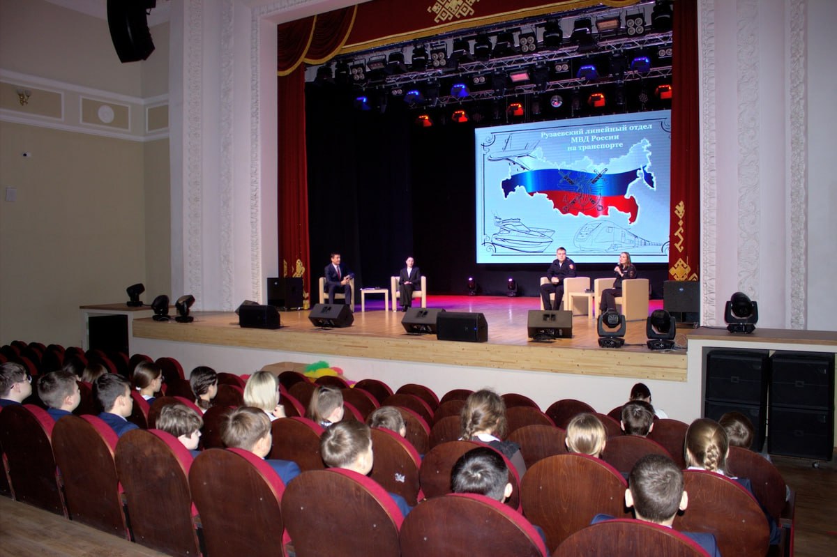 В Мордовии транспортные полицейские и общественники провели профилактические мероприятия с подростками В Мордовии транспортные полицейские и общественники провели профилактические мероприятия с подростками