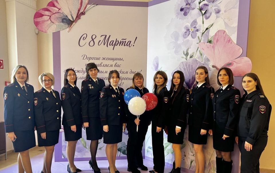 В Мордовии транспортные полицейские присоединились к акции «8 Марта – в каждый дом»