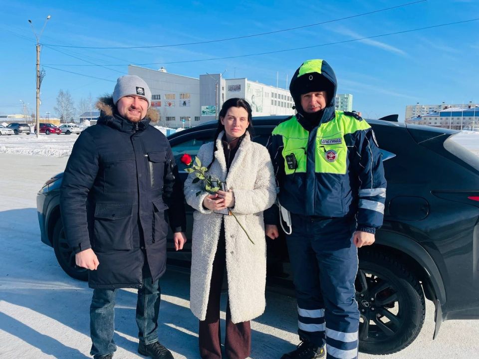 Морозная погода, солнце, цветы и улыбки… традиционная акция «Цветы для автоледи» прошла в Усинске
