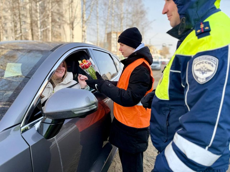 В Сыктывкаре полицейские и общественники поздравили автоледи с наступающим Международным женским днем