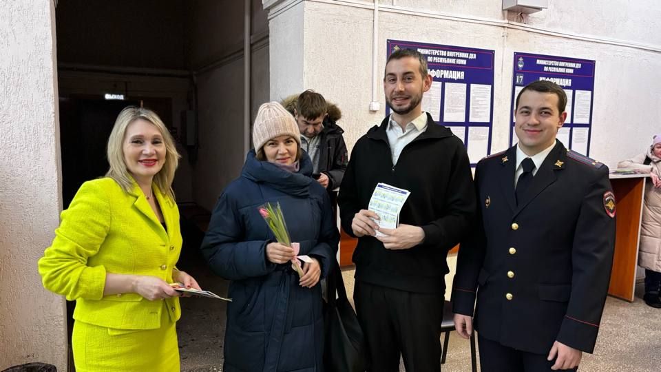 В Сыктывкаре полицейские и общественники превратили визит в отдел по вопросам миграции в весенний праздник