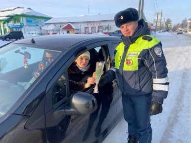 В Международный женский день сотрудники #Госавтоинспекции11 Ижемского района поздравили прекрасных дам с праздником