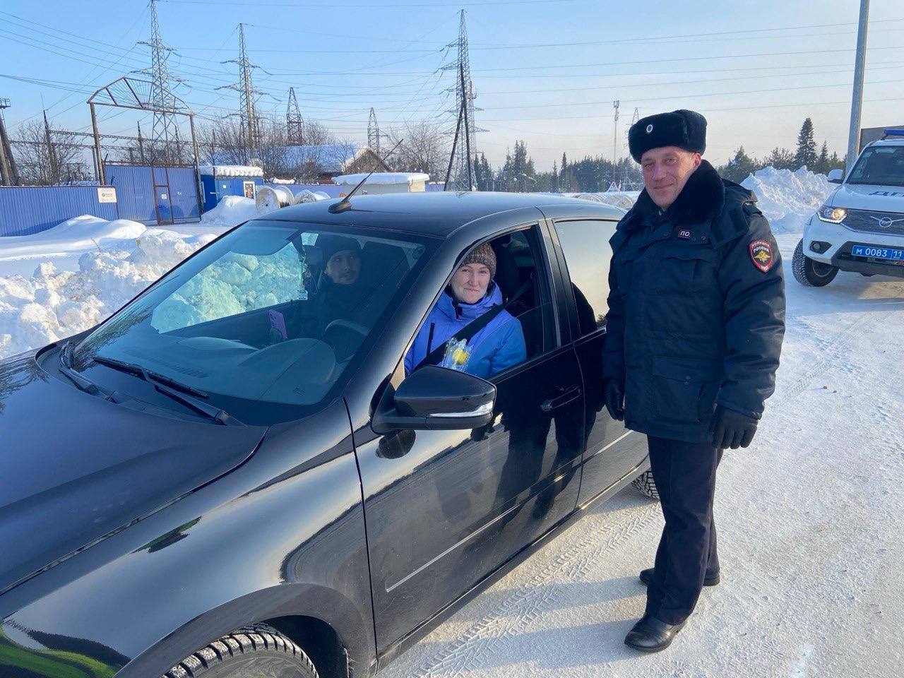 В Международный женский день сотрудники #Госавтоинспекции11 Ижемского района поздравили прекрасных дам с праздником В Международный женский день сотрудники #Госавтоинспекции11 Ижемского района поздравили прекрасных дам с праздником