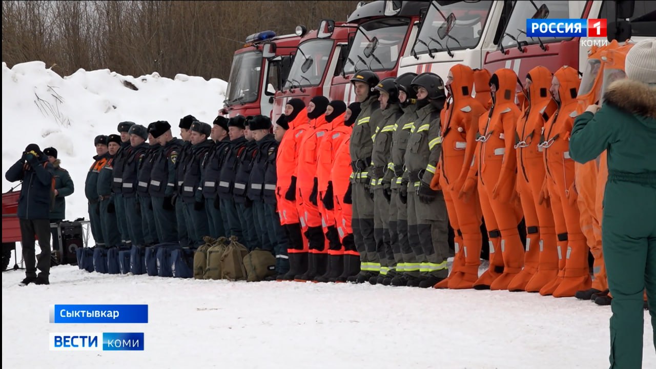 В сыктывкарском Заречье сотрудники экстренных служб отрабатывали действия при весеннем паводке