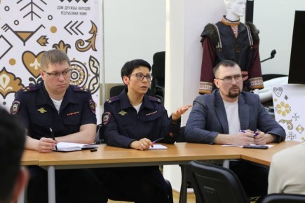 Полицейские и общественники провели встречу с иностранными гражданами