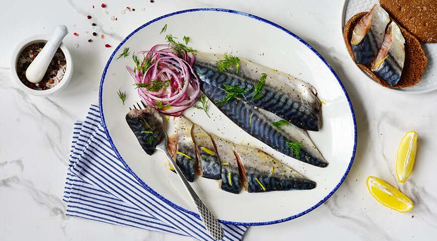 Как сделать малосольную скумбрию на кухне
