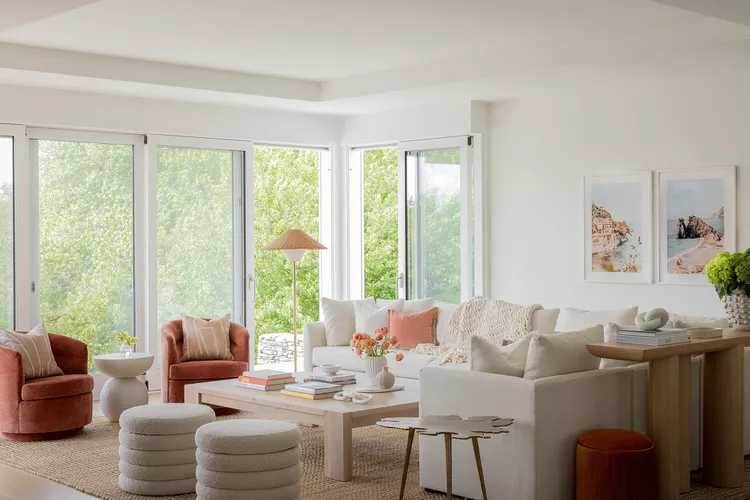 Открытые окна: как отказ от штор меняет интерьер современных домов