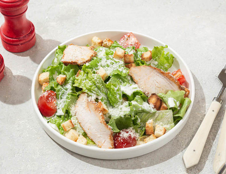 Непревзойденный вкус: как приготовить классический салат Цезарь с курицей на Новый год