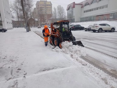 В Сыктывкаре резко похолодало, город засыпало снегом