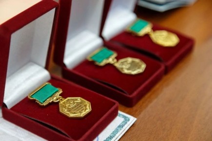 Ростислав Гольдштейн: Друзья!. . Подписал Указ о награждении жителей республики государственными наградами