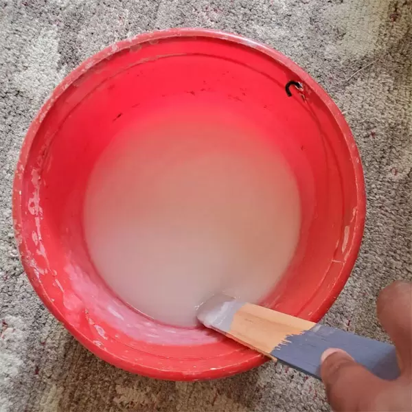 Клей или клейстер: что выбрать для поклейки обоев в 2026 году?