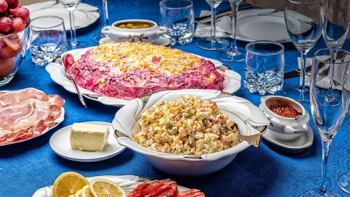 Новый год и кулинарные традиции: как оливье, селедка под шубой и мандарины стали символами праздника