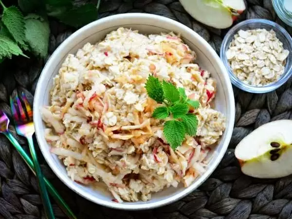 Забавный салат с овсянкой и яблоком: легкий способ поддержать здоровье