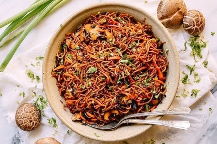 Откройте для себя удивительное сочетание: китайская лапша с бататом и грибами шиитаке