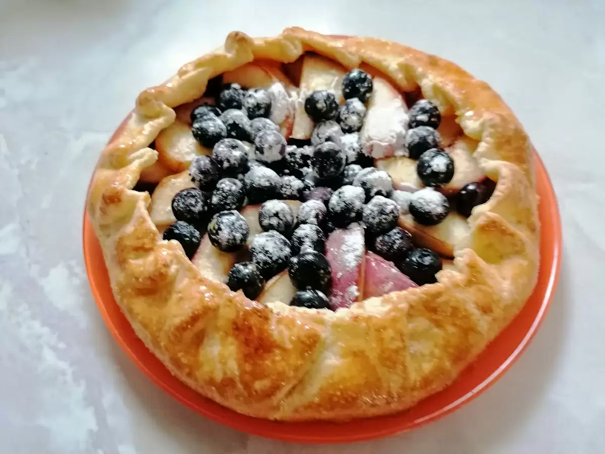 Летние вкусы: как быстро приготовить яркую галету с сезонными ягодами и фруктами