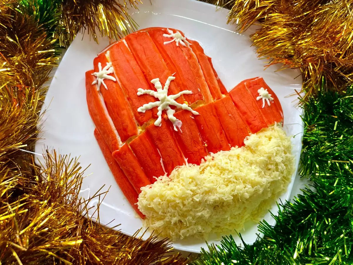 Новогодний салат в виде варежки с рыбой — спокойная находка для праздничного стола