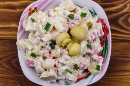 Натуральные и вкусные: новинки салатов для праздников 2025 года