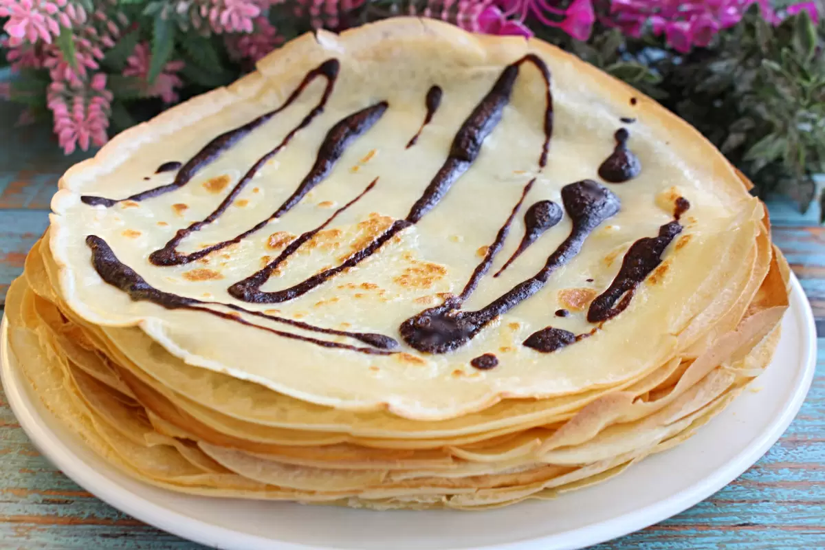 Тонкие блинчики с шоколадными узорами: изысканный десерт для всей семьи