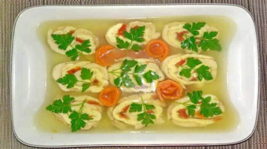 Заливное из курицы: незаменимое угощение для праздничного стола