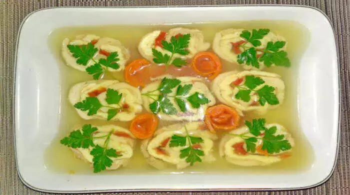 Заливное из курицы: незаменимое угощение для праздничного стола