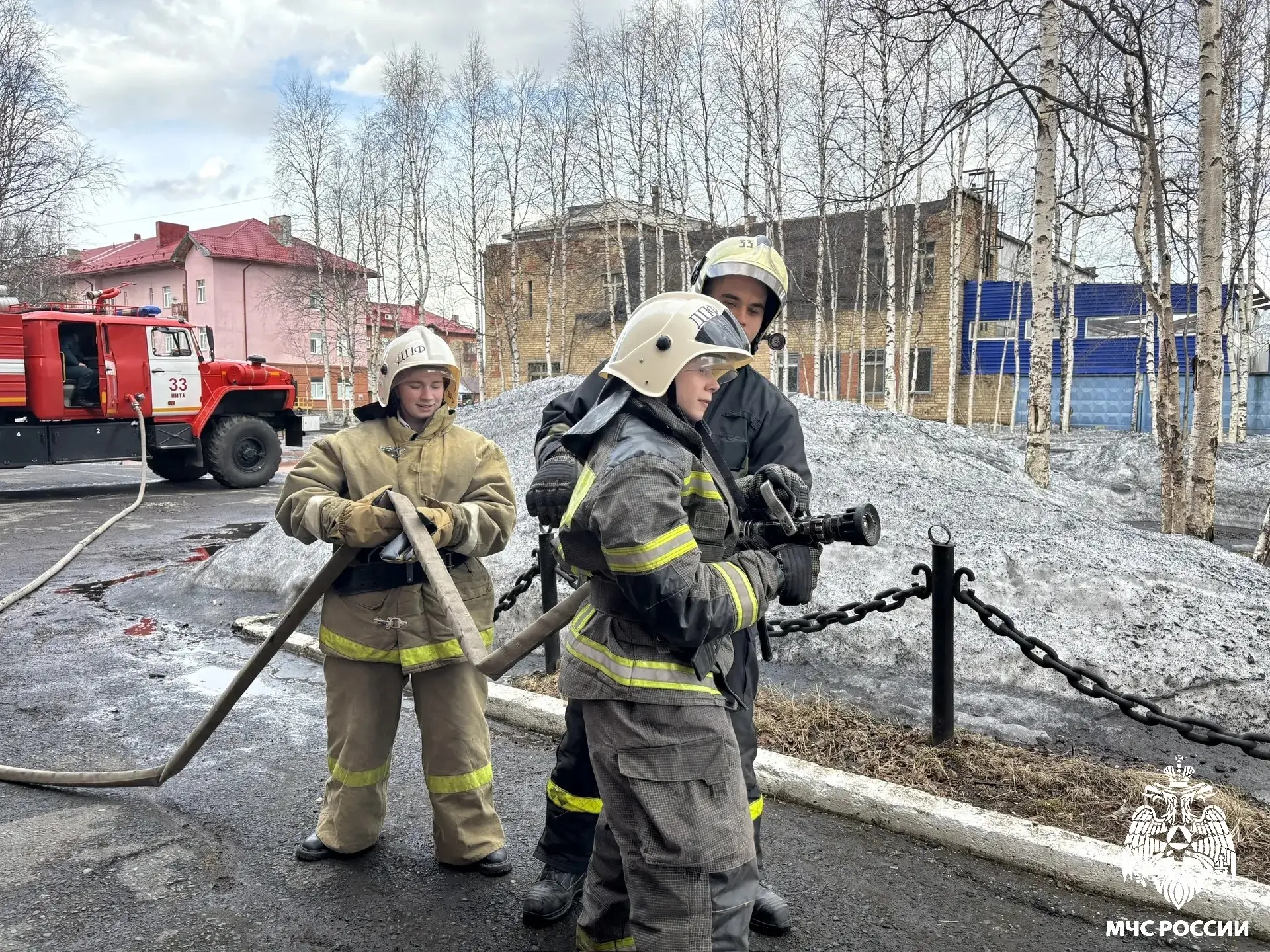 Мир смелых профессий. В гости к огнеборцам 33 пожарно-спасательной части Инты пришли гимназисты-восьмиклассники Мир смелых профессий. В гости к огнеборцам 33 пожарно-спасательной части Инты пришли гимназисты-восьмиклассники