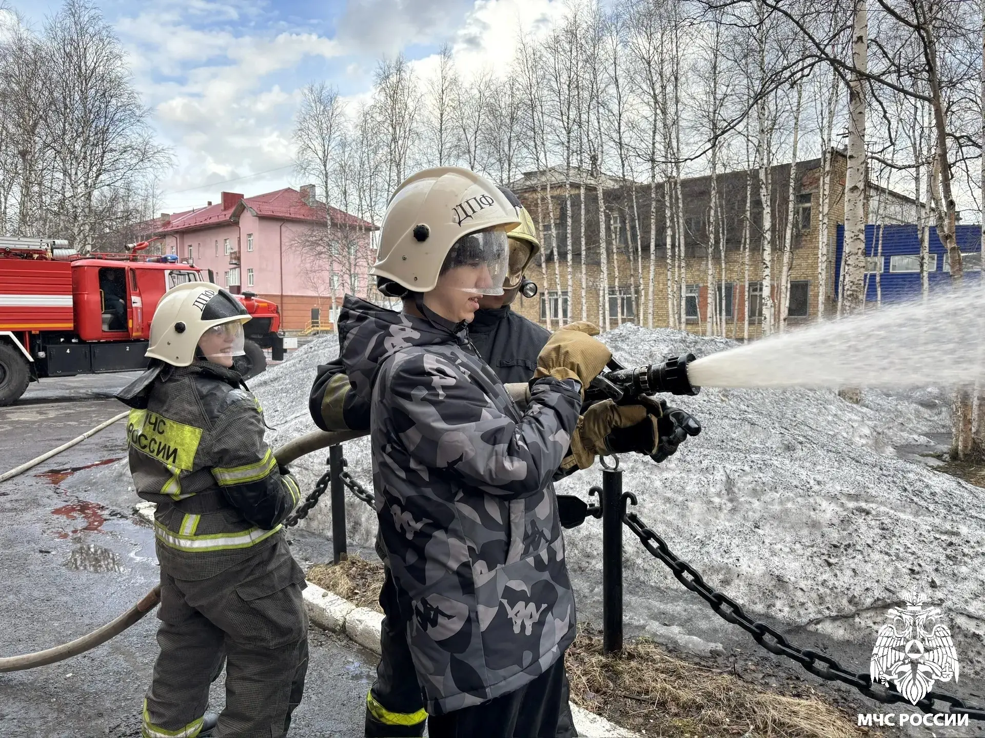 Мир смелых профессий. В гости к огнеборцам 33 пожарно-спасательной части Инты пришли гимназисты-восьмиклассники Мир смелых профессий. В гости к огнеборцам 33 пожарно-спасательной части Инты пришли гимназисты-восьмиклассники