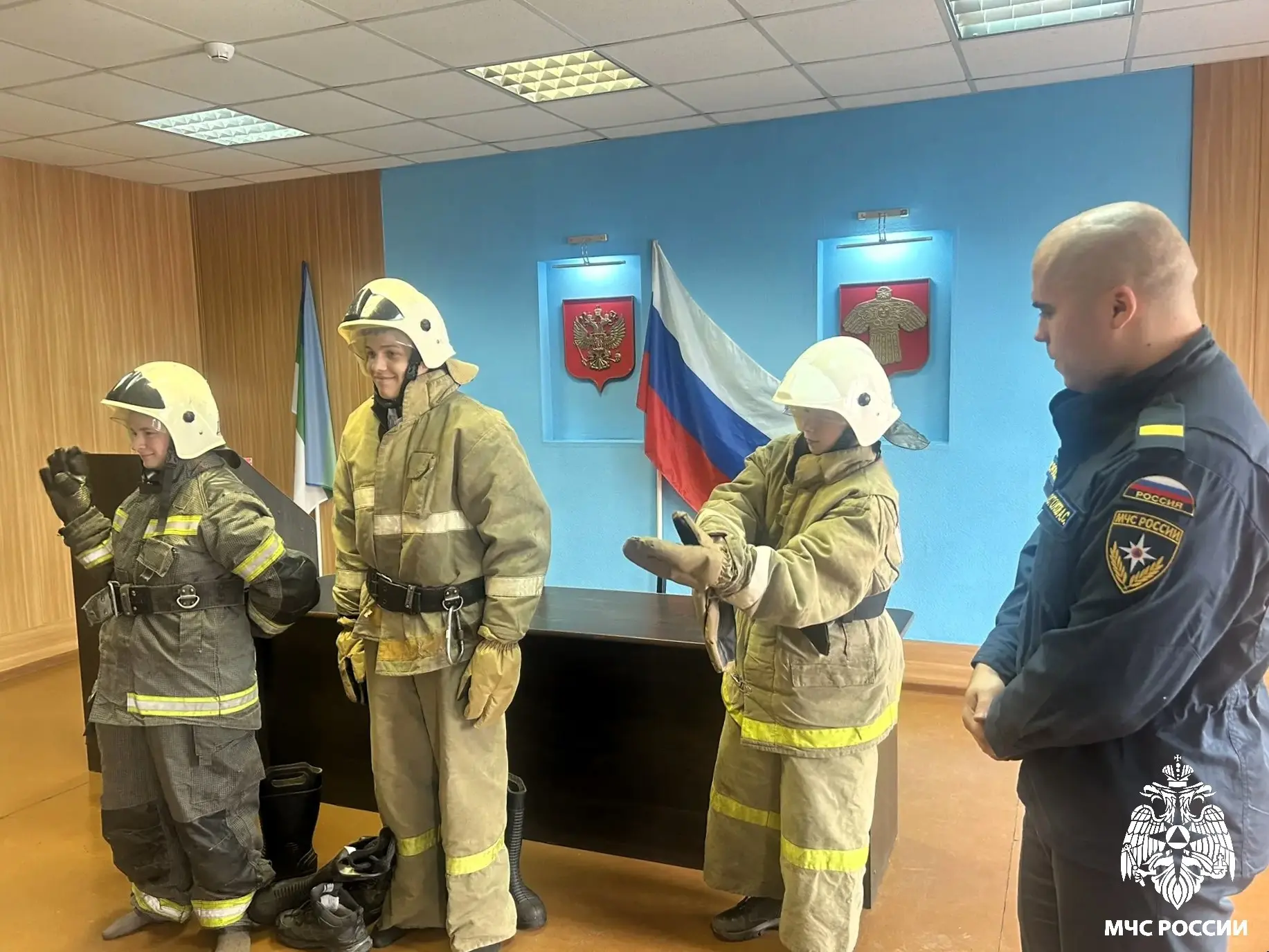 Мир смелых профессий. В гости к огнеборцам 33 пожарно-спасательной части Инты пришли гимназисты-восьмиклассники Мир смелых профессий. В гости к огнеборцам 33 пожарно-спасательной части Инты пришли гимназисты-восьмиклассники