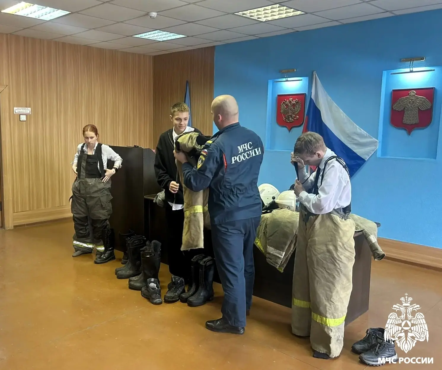 Мир смелых профессий. В гости к огнеборцам 33 пожарно-спасательной части Инты пришли гимназисты-восьмиклассники Мир смелых профессий. В гости к огнеборцам 33 пожарно-спасательной части Инты пришли гимназисты-восьмиклассники