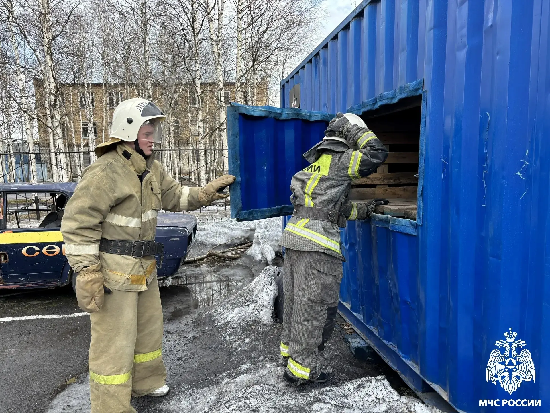 Мир смелых профессий. В гости к огнеборцам 33 пожарно-спасательной части Инты пришли гимназисты-восьмиклассники Мир смелых профессий. В гости к огнеборцам 33 пожарно-спасательной части Инты пришли гимназисты-восьмиклассники