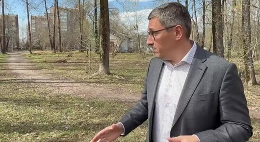 Максим Мартышин: Депутат Госсовета Коми, член партии «Единая Россия» Сергей Артеев не понаслышке знает, как важна для нас с вами комфортная городская среда, чтобы дети ходили в школу по нормальным дорожкам, чтобы было, где...