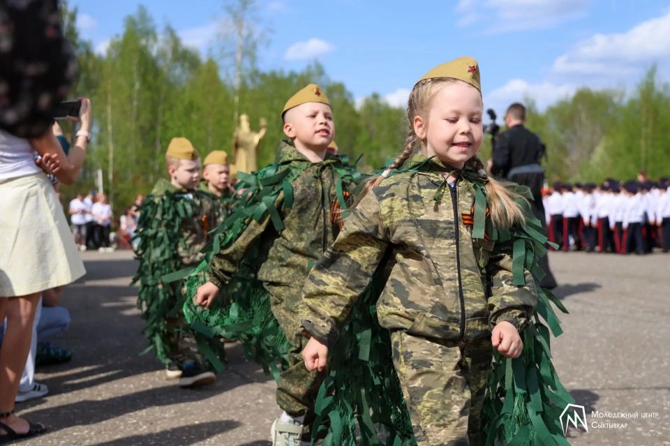 Воспитанники детских садов и учащиеся младших классов сыктывкарских школ приняли участие в XXI Республиканском военно-патриотическом Троицком слёте «Служу Отечеству» Воспитанники детских садов и учащиеся младших классов сыктывкарских школ приняли участие в XXI Республиканском военно-патриотическом Троицком слёте «Служу Отечеству»