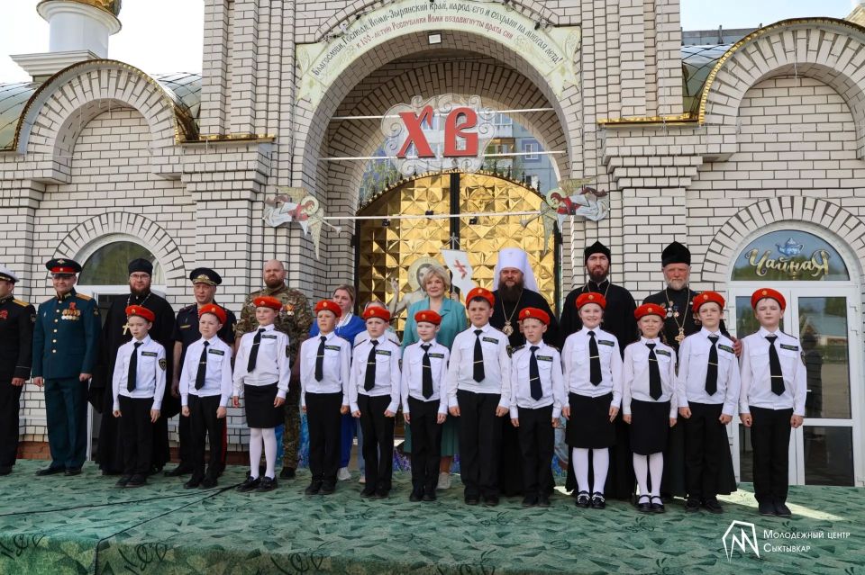 Воспитанники детских садов и учащиеся младших классов сыктывкарских школ приняли участие в XXI Республиканском военно-патриотическом Троицком слёте «Служу Отечеству»
