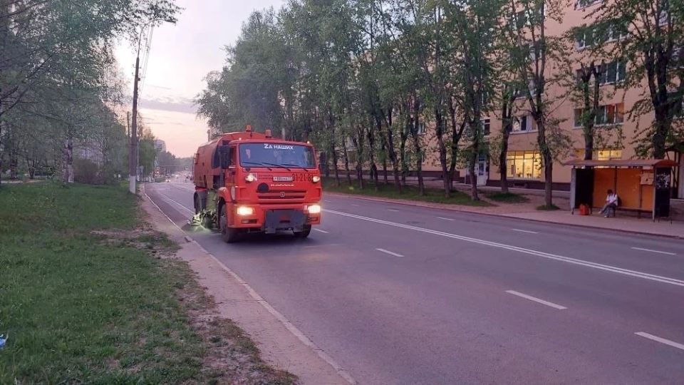 В Сыктывкаре идут работы по устранению последствий ночной грозы В Сыктывкаре идут работы по устранению последствий ночной грозы