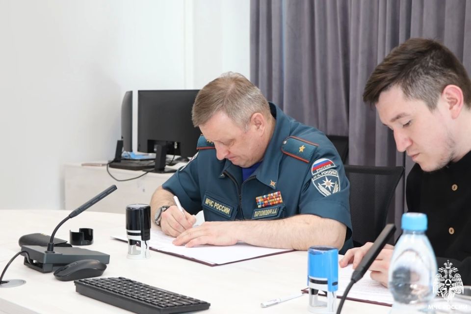 Новый этап взаимодействия. Главное управление МЧС России по Республике Коми и Министерство молодежной политики заключили соглашение о сотрудничестве Новый этап взаимодействия. Главное управление МЧС России по Республике Коми и Министерство молодежной политики заключили соглашение о сотрудничестве