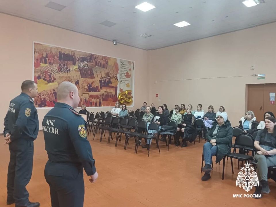 Лучший пример - личный!. Сотрудники МЧС России провели встречу с родителями учеников средней общеобразовательной школы «Ларионова» в Княжпогостском районе Лучший пример - личный!. Сотрудники МЧС России провели встречу с родителями учеников средней общеобразовательной школы «Ларионова» в Княжпогостском районе