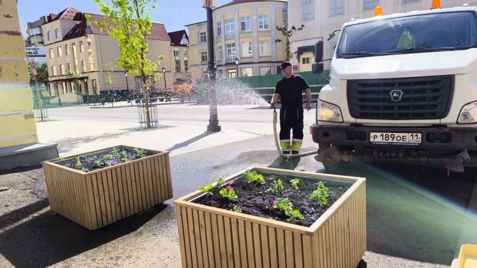 Сегодня, сотрудники предприятия «Дорожное хозяйство», помимо своих ежедневных обязанностей по поддержанию чистоты на улицах, внесли вклад в благоустройство пешеходной зоны на улице Коммунистической Сегодня, сотрудники предприятия «Дорожное хозяйство», помимо своих ежедневных обязанностей по поддержанию чистоты на улицах, внесли вклад в благоустройство пешеходной зоны на улице Коммунистической