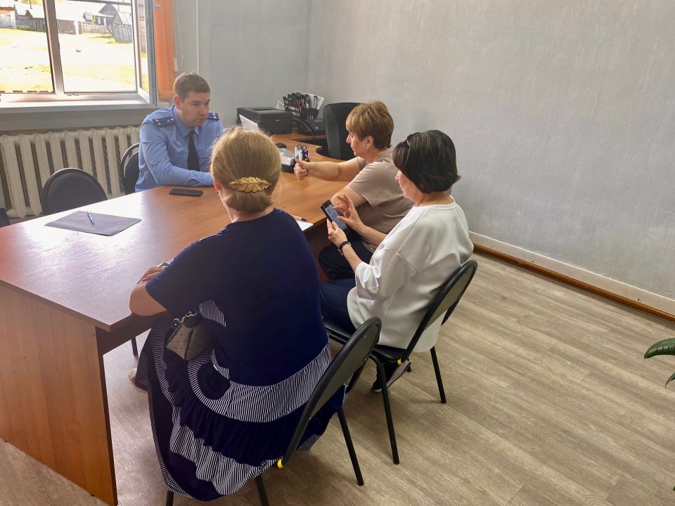 Печорский межрайонный прокурор Роман Якименко, Печорский природоохранный межрайонный прокурор Дмитрий Питашук, Печорский прокурор по надзору за соблюдением законов в исправительных учреждениях Александр Павлюк приняли... Печорский межрайонный прокурор Роман Якименко, Печорский природоохранный межрайонный прокурор Дмитрий Питашук, Печорский прокурор по надзору за соблюдением законов в исправительных учреждениях Александр Павлюк приняли...