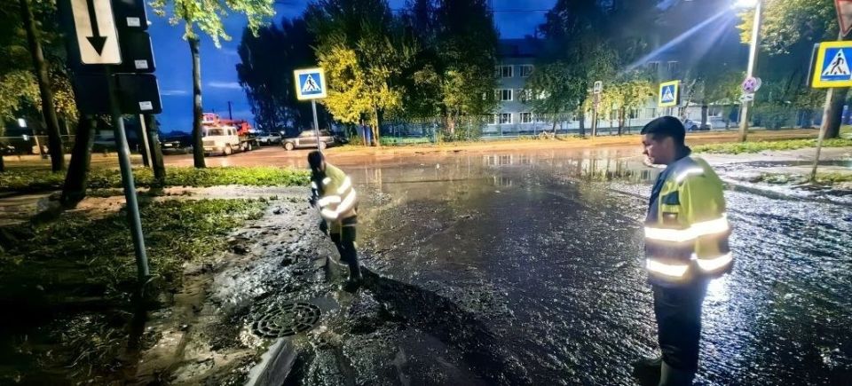 Максим Мартышин: За ночь коммунальные службы города устранили последствия ливня Максим Мартышин: За ночь коммунальные службы города устранили последствия ливня
